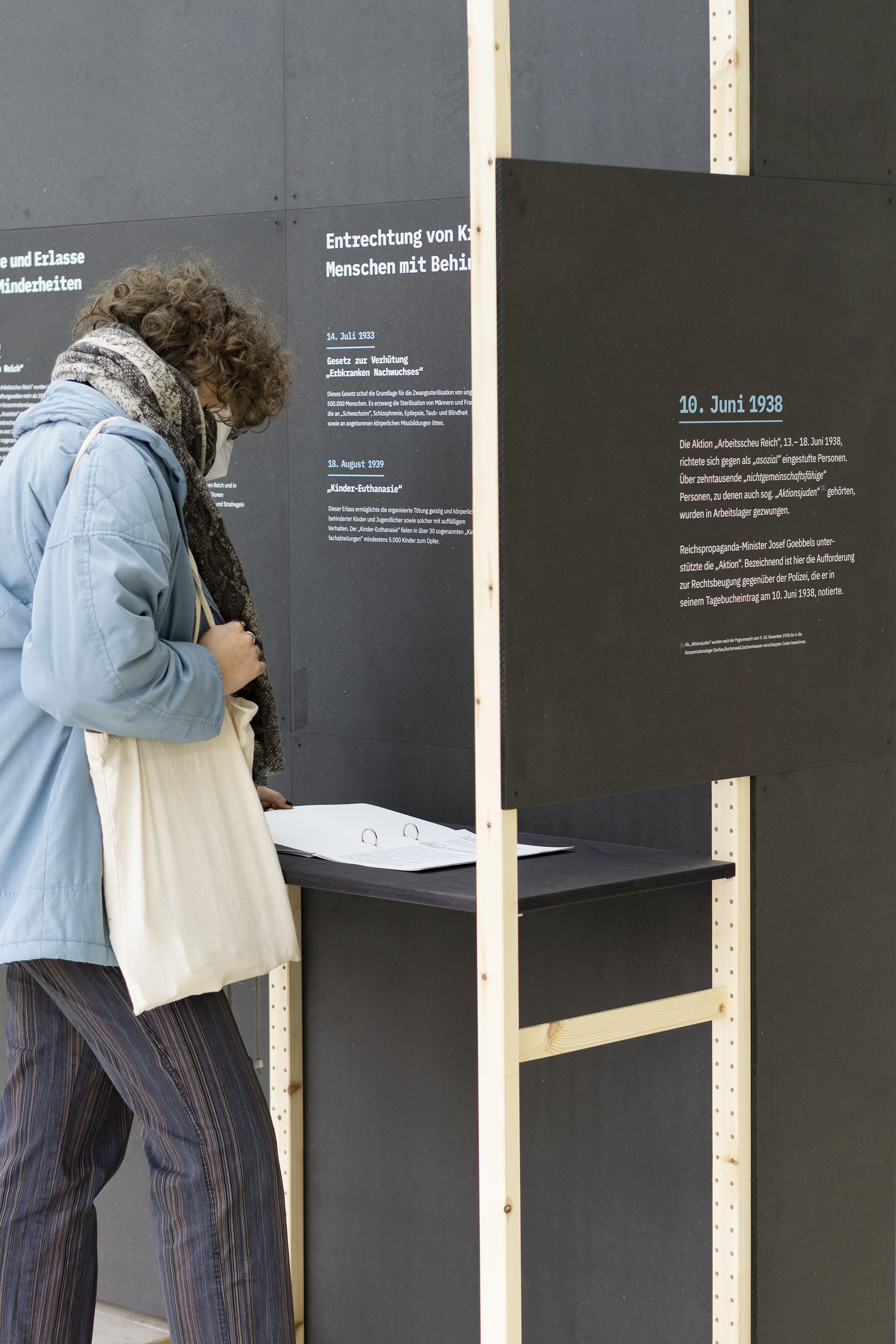 Ausstellungsdesign Ausstellungsgestaltung Exhibition Design Bezirksregierung Münster Nationalsozialismus NS Zeit Frau liest Text Museum