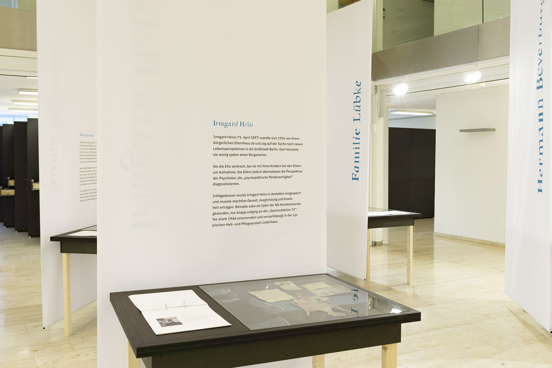 Tisch mit eingelassener Glasplatte Museumstext Ausstellungsdesign Ausstellungsgestaltung Exhibition Design Bezirksregierung Münster Nationalsozialismus