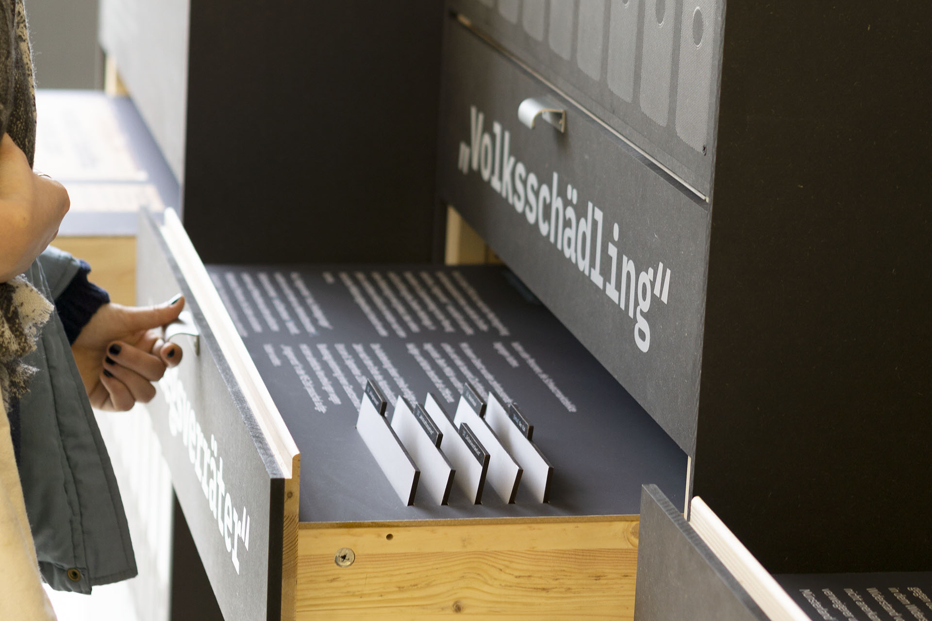 Geöffnete Schublade eines Aktenschrankes in Ausstellung zu Opfergruppen des Nationalsozialismus