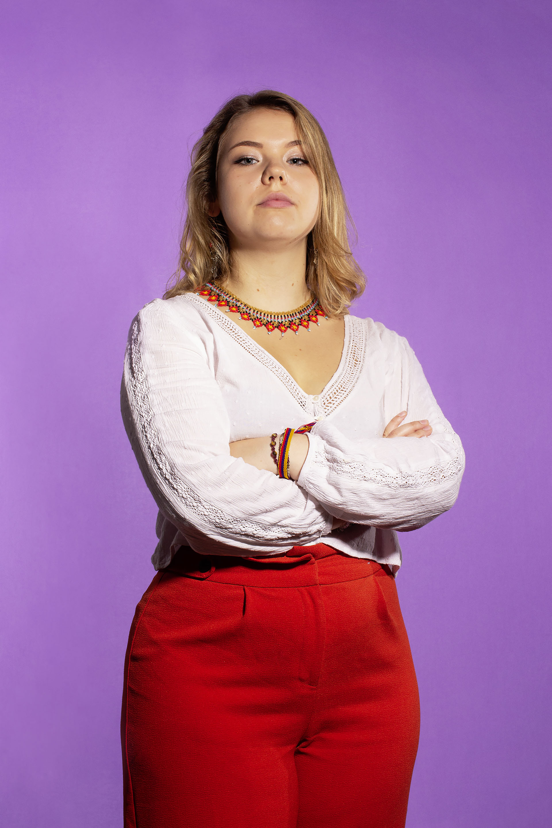 Foto Portrait Frau mit blonden Haaren und Bluse rote Hose vor lila violetter Hintergrund Interview Typografie demokratische Schrift Demokratie Oxlos FH Münster Pumpenhaus Festival der Demokratie DemoX8