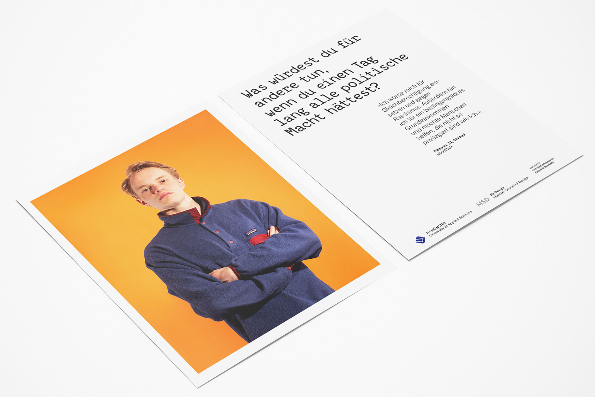 Postkarte Flyer Printmedium Vorderseite und Rückseite Portrait blonder Mann mit blauem Pullover Interview Typografie demokratische Schrift Demokratie Oxlos FH Münster Pumpenhaus Festival der Demokratie DemoX8